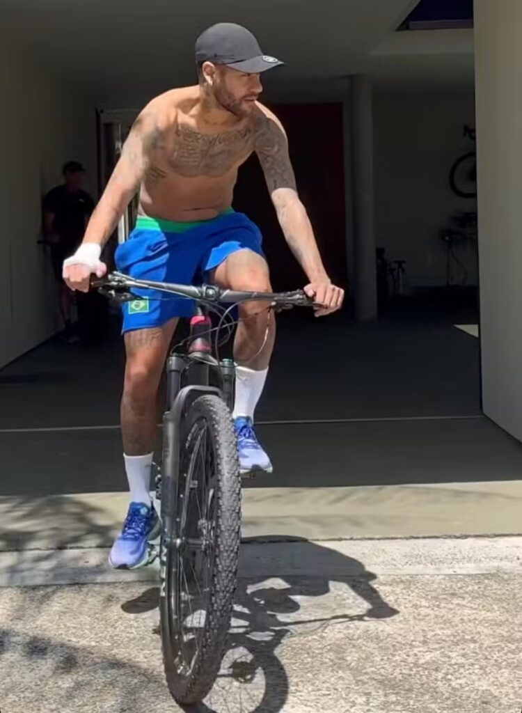 Neymar segue em recuperação de lesão na panturrilha