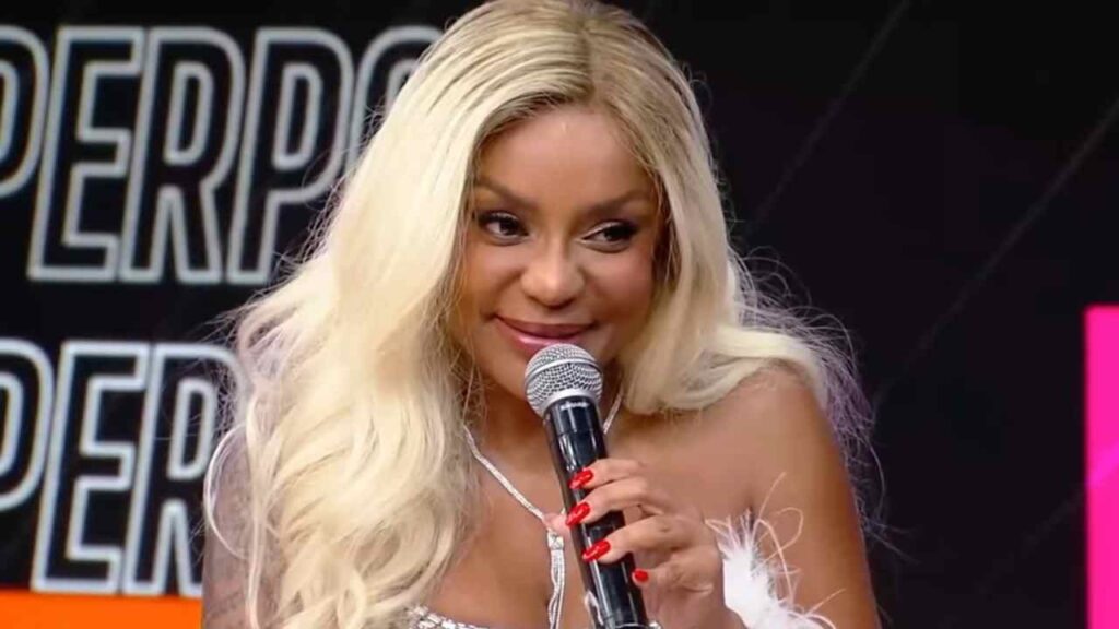 Apresentadora comanda o Superpop e diz que quer mostrar que segura programa sozinha