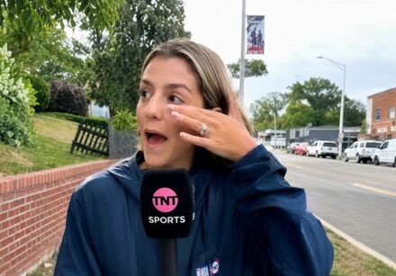 Monique Danello fazia entrada ao vivo pela TNT Sports em Nova Jérsei