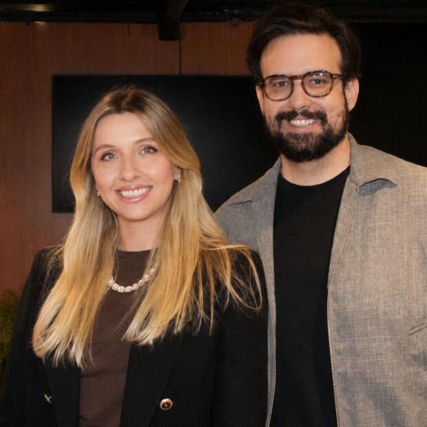 IT Comunicação Integrada está entre as TOP 5 do Centro-Oeste no Prêmio TOP Mega Brasil 2026 IT Comunicação Integrada concorre ao prêmio TOP Mega Brasil após ser escolhida uma das feras regionais do setor O mercado de comunicação do Centro-Oeste está em celebração. A agência IT Comunicação Integrada, sediada em Brasília, foi selecionada como uma das cinco melhores empresas da região no Prêmio TOP Mega Brasil 2026. Esse reconhecimento insere a companhia na fase decisiva de uma das principais premiações de comunicação corporativa do país, trazendo destaque regional para a capital federal. A etapa final, onde serão revelados os vencedores nacionais, ocorre no dia 26 de agosto, em São Paulo. Promovido pela Mega Brasil Comunicação, o prêmio destaca agências de relações públicas e executivos corporativos por meio de votação direta do mercado. O tradicional evento valoriza quem movimenta o setor, premiando os escolhidos com o conhecido Troféu da Onça Pintada. Esta é a terceira vez que a agência da capital alcança esse patamar, repetindo os desempenhos positivos já registrados nas edições de 2023 e 2025, o que valida sua consistência técnica histórica em comunicação estratégica e gestão de reputação.