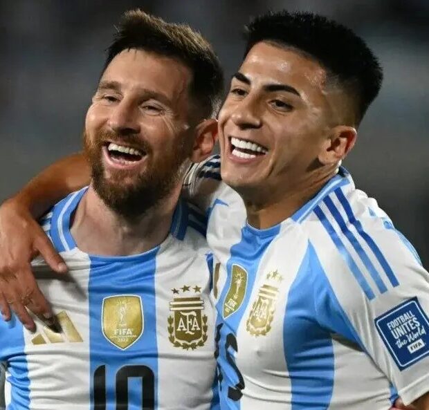 lionel messi abraca thiago almada me jogo da argentina aspect ratio 512 320