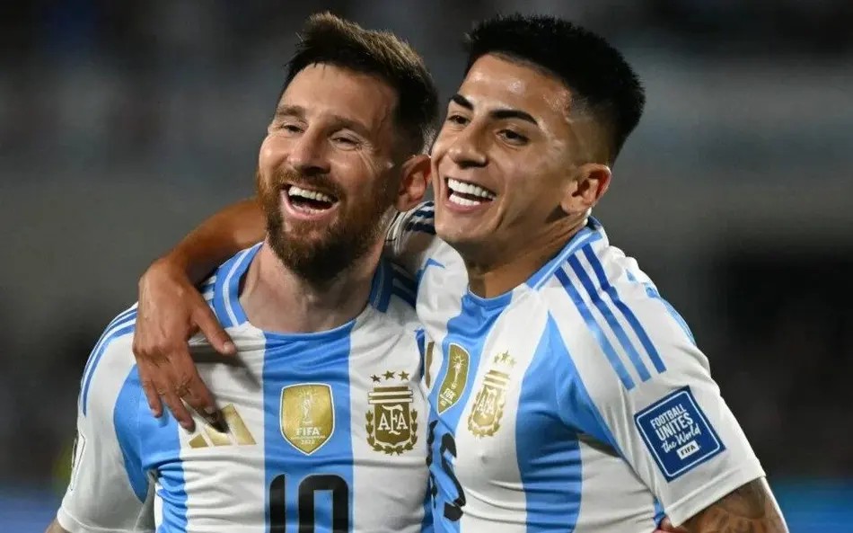 lionel messi abraca thiago almada me jogo da argentina aspect ratio 512 320