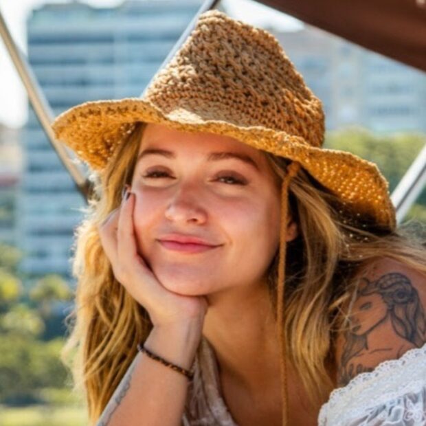 Eleita pela Playboy Nova Zelândia, Mel Breia virou símbolo da beleza sem filtros e revelou gastar menos de R$ 100 por mês com maquiagem.