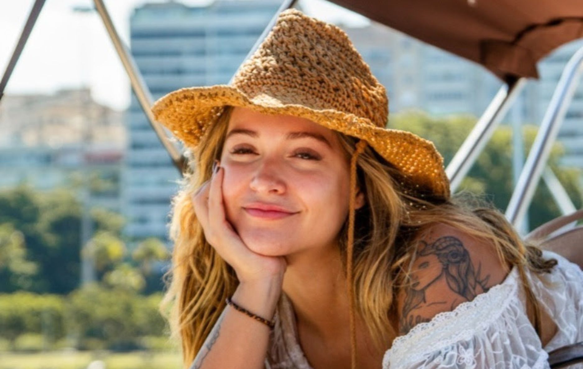 Eleita pela Playboy Nova Zelândia, Mel Breia virou símbolo da beleza sem filtros e revelou gastar menos de R$ 100 por mês com maquiagem.