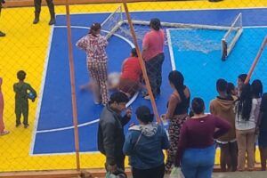criança atingida por trave