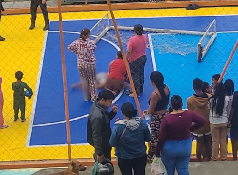 criança atingida por trave