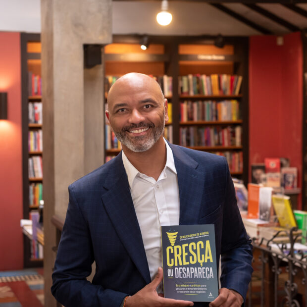 Denis Caldeira lança livro com estratégias para acelerar empresas brasileiras O executivo Denis Caldeira apresenta metodologia inédita baseada em cinco etapas estruturadas para evitar a falência dos negócios A sustentabilidade financeira das empresas brasileiras enfrenta um cenário severo de sobrevivência mercadológica no mercado atual. Segundo indicadores oficiais da Demografia das Empresas do IBGE, cerca de 60% dos novos negócios abertos no país encerram suas atividades antes de completarem cinco anos de existência. Essa fragilidade operacional decorre prioritariamente de falhas graves na expansão estruturada da base de clientes e receitas corporativas. Para mitigar esse índice alarmante, o experiente executivo em tecnologia Denis Caldeira apresenta respostas práticas no livro “Cresça ou desapareça”, detalhando ferramentas de gestão capazes de blindar marcas contra a estagnação comercial.