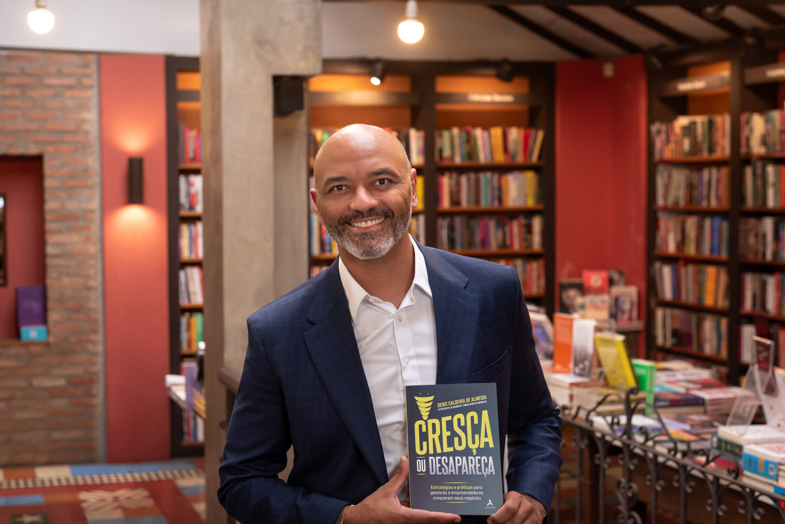 Denis Caldeira lança livro com estratégias para acelerar empresas brasileiras O executivo Denis Caldeira apresenta metodologia inédita baseada em cinco etapas estruturadas para evitar a falência dos negócios A sustentabilidade financeira das empresas brasileiras enfrenta um cenário severo de sobrevivência mercadológica no mercado atual. Segundo indicadores oficiais da Demografia das Empresas do IBGE, cerca de 60% dos novos negócios abertos no país encerram suas atividades antes de completarem cinco anos de existência. Essa fragilidade operacional decorre prioritariamente de falhas graves na expansão estruturada da base de clientes e receitas corporativas. Para mitigar esse índice alarmante, o experiente executivo em tecnologia Denis Caldeira apresenta respostas práticas no livro “Cresça ou desapareça”, detalhando ferramentas de gestão capazes de blindar marcas contra a estagnação comercial.