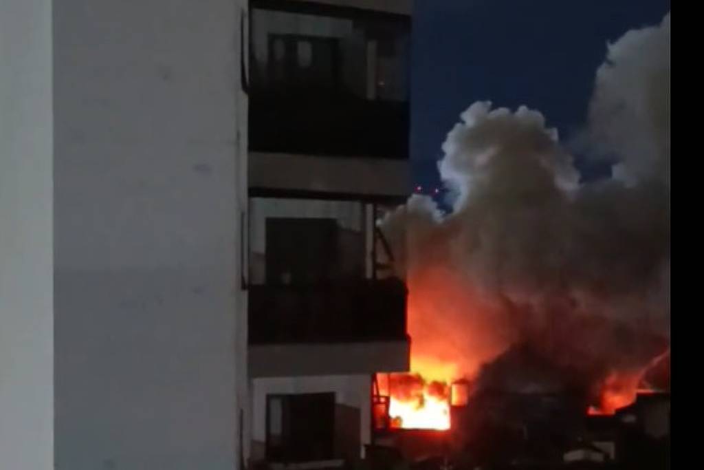 incêndio em galpões na lapa espalha fumaça por bairros de são paulo