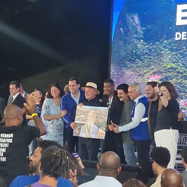 Durante evento do PAC Periferia Viva, Lula recebeu um quadro pintado pelo artista plástico Felipe Bragança, morador da Rocinha.