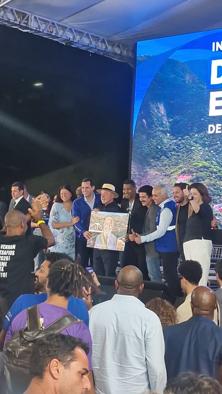 Durante evento do PAC Periferia Viva, Lula recebeu um quadro pintado pelo artista plástico Felipe Bragança, morador da Rocinha.