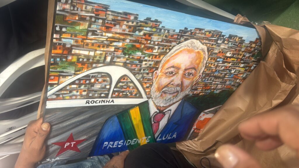 Além do anúncio de investimentos para comunidades do Rio, uma homenagem feita por moradores da Rocinha chamou atenção durante a cerimônia.