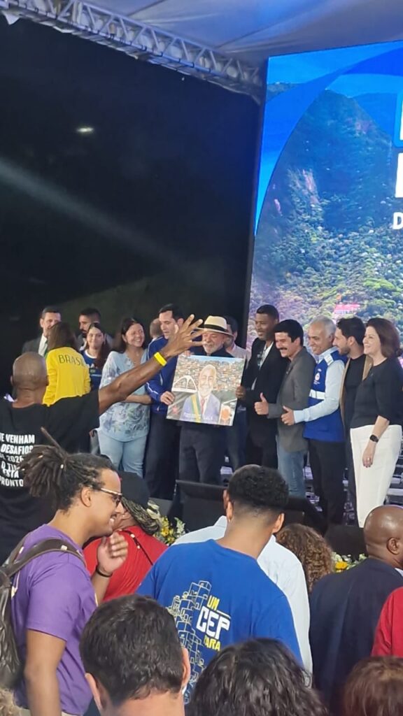 Arte, comunidade e política se encontraram no mesmo palco quando um quadro produzido na Rocinha foi entregue ao presidente Lula.