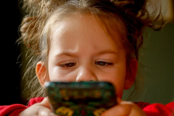 A nova resolução do Conselho Nacional de Justiça reforça a proteção de crianças e adolescentes que atuam nas redes sociais e movimenta o mercado de publicidade digital.