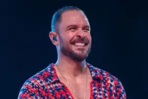 Diogo Nogueira interrompeu a agenda de shows após uma infecção viral atingir suas cordas vocais e exigir repouso absoluto.