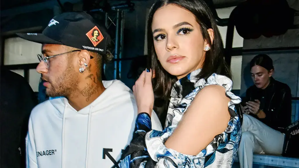 Entre críticas ao corpo, pressão profissional e falta de acolhimento emocional, a história de Bruna Marquezine expõe os bastidores de uma indústria que muitas vezes cobra maturidade de quem ainda está aprendendo a crescer.