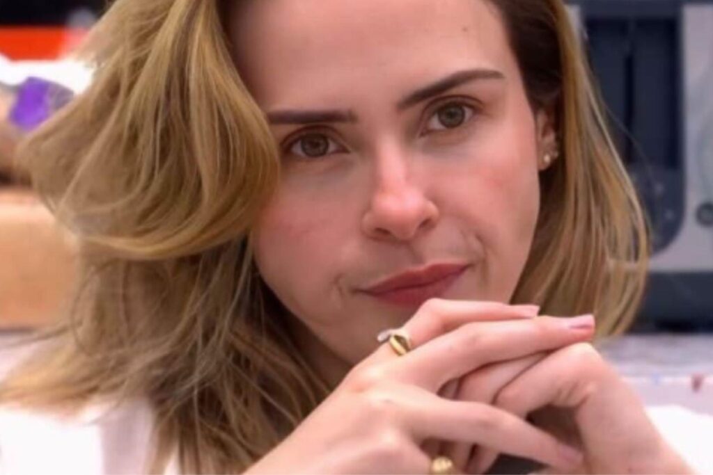 O caso entre Ana Paula Renault e Adrilles Jorge segue em tramitação, mas os vídeos questionados permanecem disponíveis nas redes sociais.