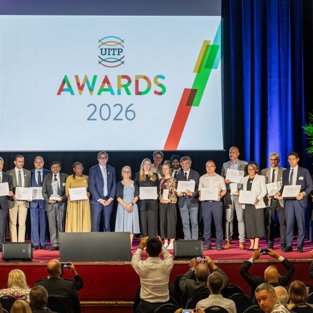 Representando Goiás, o diretor executivo do RedeMob Consórcio, Leomar Avelino, recebe o prêmio de 1o. lugar entregue pelo presidente da UITP, Gautier Brodeo, e pela vice-presidente Lilli Matson.​​ - Foto: François de Ribaucourt