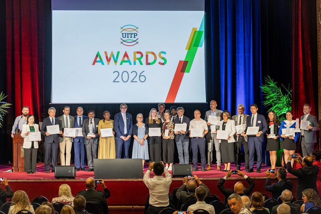 Representando Goiás, o diretor executivo do RedeMob Consórcio, Leomar Avelino, recebe o prêmio de 1o. lugar entregue pelo presidente da UITP, Gautier Brodeo, e pela vice-presidente Lilli Matson.​​ - Foto: François de Ribaucourt