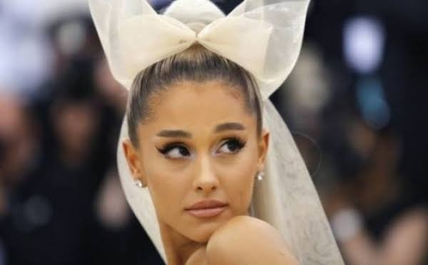 Ariana Grande está em turnê com o espetáculo “The Eternal Sunshine Tour”
