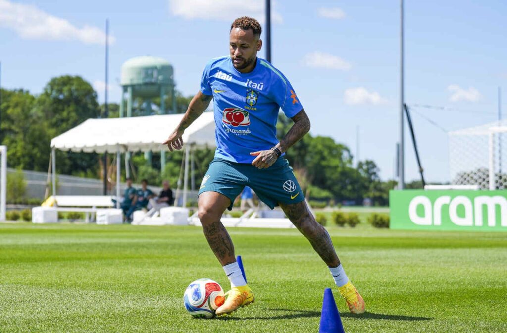 Neymar foi relacionado para a partida e pode fazer sua estreia na Copa do Mundo