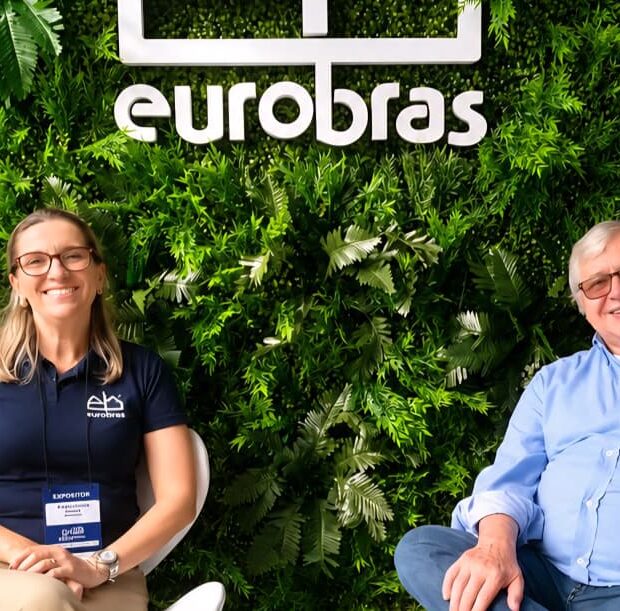Eurobras lança tecnologia inédita em construção modular na Expo Offsite Diretora Thelma Buzzoni de Moraes apresenta solução termoacústica inovadora durante a maior feira da América Latina no setor A industrialização da construção civil alcançou um novo patamar tecnológico durante a Expo Construção Offsite 2026, realizada em São Paulo. No evento, a Eurobras apresentou soluções focadas na ampliação da produtividade e na redução substancial dos prazos de entrega das obras. A movimentação corporativa ocorre em um período de forte transição de mercado, motivado pela busca de eficiência operacional e sustentabilidade estrutural. Sob a liderança estratégica da diretora comercial Thelma Buzzoni de Moraes, a companhia consolidou sua posição de vanguarda ao aproximar engenharia avançada dos tomadores de decisão setoriais.