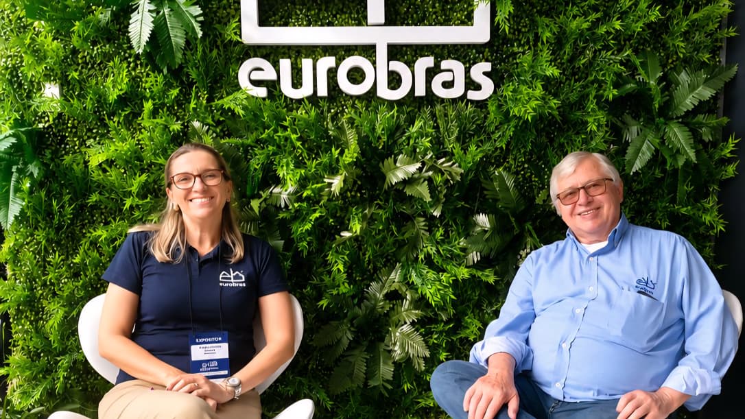 Eurobras lança tecnologia inédita em construção modular na Expo Offsite Diretora Thelma Buzzoni de Moraes apresenta solução termoacústica inovadora durante a maior feira da América Latina no setor A industrialização da construção civil alcançou um novo patamar tecnológico durante a Expo Construção Offsite 2026, realizada em São Paulo. No evento, a Eurobras apresentou soluções focadas na ampliação da produtividade e na redução substancial dos prazos de entrega das obras. A movimentação corporativa ocorre em um período de forte transição de mercado, motivado pela busca de eficiência operacional e sustentabilidade estrutural. Sob a liderança estratégica da diretora comercial Thelma Buzzoni de Moraes, a companhia consolidou sua posição de vanguarda ao aproximar engenharia avançada dos tomadores de decisão setoriais.