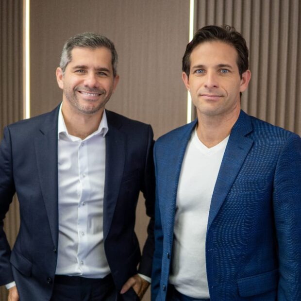 Empresários brasileiros vencem prêmio Top Workplaces pelo terceiro ano consecutivo Certificação da Imperiall consolida modelo de gestão dos irmãos Carvalho focado na cultura organizacional e valorização de talentos O cenário corporativo internacional passa por transformações profundas na avaliação do sucesso empresarial, onde a experiência humana ganha relevância diante das métricas financeiras tradicionais. Nos Estados Unidos, a empresa Imperiall alcançou um marco significativo ao assegurar o prêmio Top Workplaces pelo terceiro ano consecutivo. Sob a liderança dos empresários brasileiros André Carvalho e Raphael Carvalho, a organização consolida sua posição de destaque no mercado norte-americano. O foco mudou. Essa conquista reflete uma estratégia estruturada de governança que prioriza o ambiente interno como motor de sustentabilidade institucional.