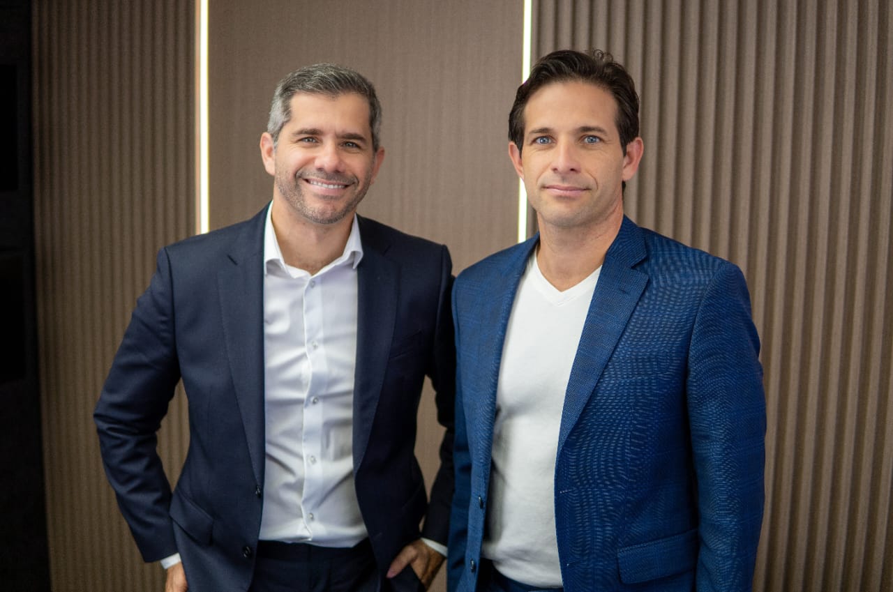 Empresários brasileiros vencem prêmio Top Workplaces pelo terceiro ano consecutivo Certificação da Imperiall consolida modelo de gestão dos irmãos Carvalho focado na cultura organizacional e valorização de talentos O cenário corporativo internacional passa por transformações profundas na avaliação do sucesso empresarial, onde a experiência humana ganha relevância diante das métricas financeiras tradicionais. Nos Estados Unidos, a empresa Imperiall alcançou um marco significativo ao assegurar o prêmio Top Workplaces pelo terceiro ano consecutivo. Sob a liderança dos empresários brasileiros André Carvalho e Raphael Carvalho, a organização consolida sua posição de destaque no mercado norte-americano. O foco mudou. Essa conquista reflete uma estratégia estruturada de governança que prioriza o ambiente interno como motor de sustentabilidade institucional.