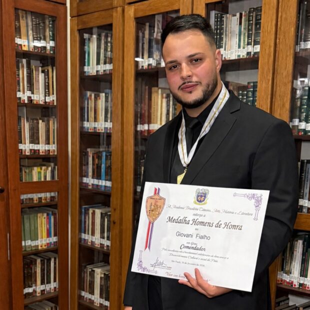 Giovani do Caveira consolida autoridade com 6 previsões assertivas O consultor espiritual e tarólogo Giovani do Caveira analisa o comportamento de celebridades sob uma perspectiva profundamente sistêmica e analítica O cenário da espiritualidade contemporânea e das análises de comportamento observa a ascensão de lideranças que conectam intuição a leituras conjunturais amplas. Recentemente, o sensitivo Giovani do Caveira alcançou forte repercussão nacional após a confirmação de seis previsões consecutivas envolvendo figuras de grande visibilidade na mídia brasileira. Esse desdobramento projeta o especialista como uma referência no mapeamento de tendências e ciclos energéticos no país. A convergência entre os fatos noticiados e as antecipações realizadas pelo consultor gerou um movimento de resgate de seus conteúdos nas plataformas digitais, consolidando sua presença no debate sobre os rumos das celebridades.