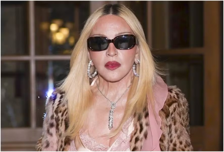 Rainha do Pop participou de festa realizada depois do desfile da Yves Saint Laurent em Paris
