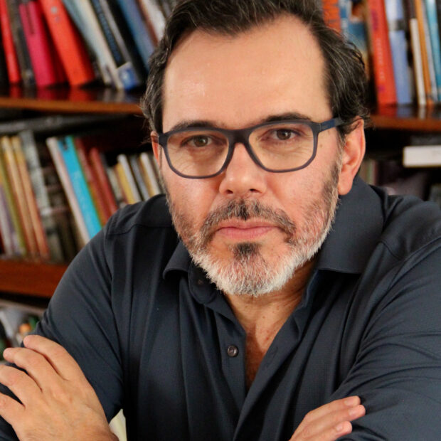 Alexandre Maduenho transforma dores juvenis em ficção com novo romance O psicólogo Alexandre Maduenho analisa o sofrimento de adolescentes sob o isolamento social em sua nova obra literária A literatura contemporânea ganha um importante aliado na compreensão dos dilemas emocionais que afetam as novas gerações. O psicanalista e doutor em psicologia pela Universidade de São Paulo (USP), Alexandre Maduenho, transpôs sua vasta bagagem clínica para as páginas da ficção em seu livro de estreia, intitulado "A Van: Adolescência em fuga" , no qual o psicanalista conta a história de cinco adolescentes, Caio, Marina, Laura, Leo e Tomás, que, deslocados em seus cotidianos, decidem, certo dia, roubar uma van e fugir à procura de uma realidade que faça sentido para eles. Essa transição do consultório particular para a construção literária reflete o compromisso do especialista em dar visibilidade a vozes frequentemente silenciadas pela incompreensão do mundo adulto.