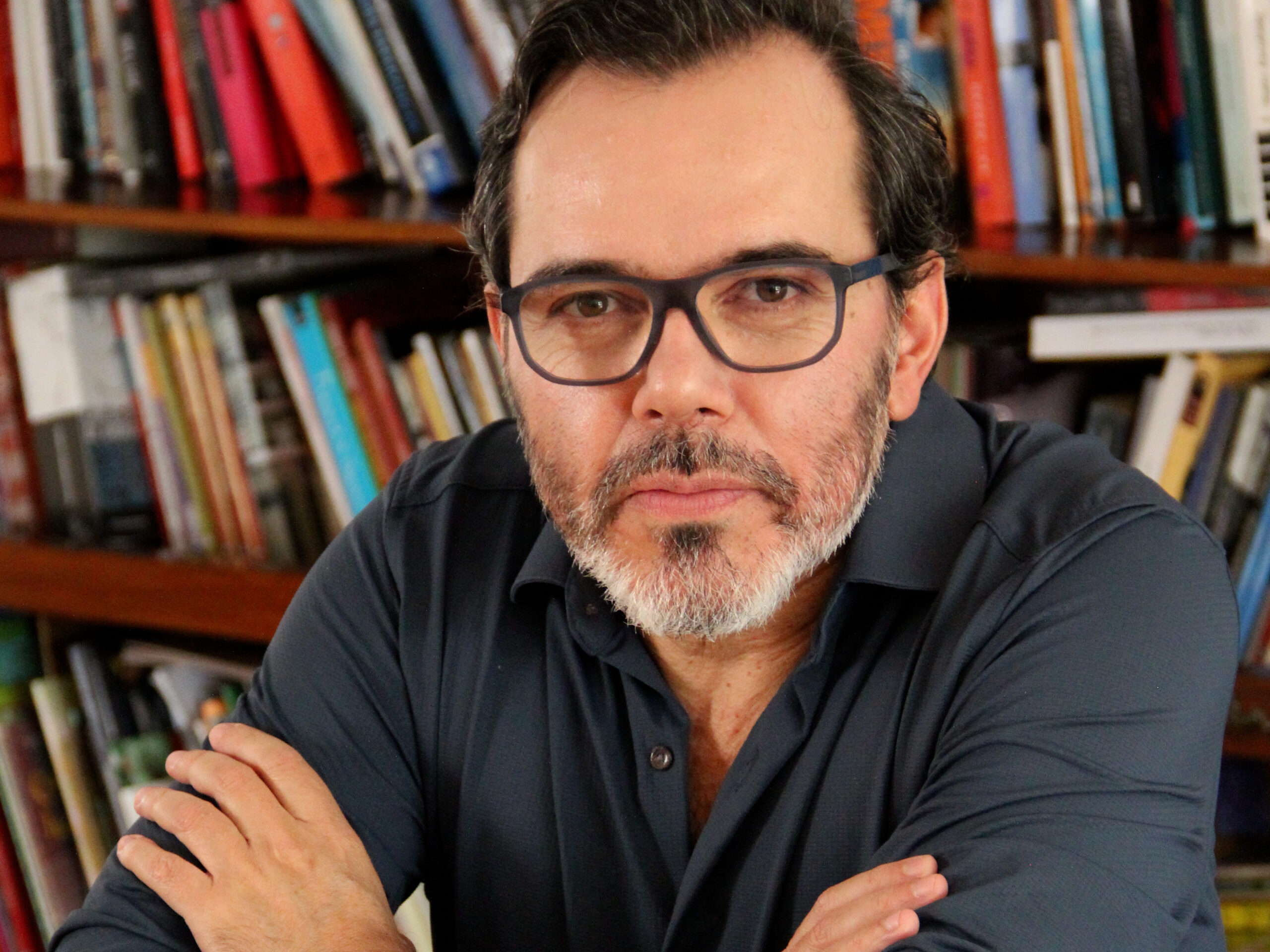 Alexandre Maduenho transforma dores juvenis em ficção com novo romance O psicólogo Alexandre Maduenho analisa o sofrimento de adolescentes sob o isolamento social em sua nova obra literária A literatura contemporânea ganha um importante aliado na compreensão dos dilemas emocionais que afetam as novas gerações. O psicanalista e doutor em psicologia pela Universidade de São Paulo (USP), Alexandre Maduenho, transpôs sua vasta bagagem clínica para as páginas da ficção em seu livro de estreia, intitulado "A Van: Adolescência em fuga" , no qual o psicanalista conta a história de cinco adolescentes, Caio, Marina, Laura, Leo e Tomás, que, deslocados em seus cotidianos, decidem, certo dia, roubar uma van e fugir à procura de uma realidade que faça sentido para eles. Essa transição do consultório particular para a construção literária reflete o compromisso do especialista em dar visibilidade a vozes frequentemente silenciadas pela incompreensão do mundo adulto.