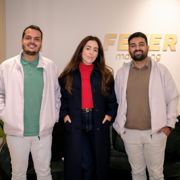 Agência de Florianópolis recebe empresários do Pará para imersão sobre marketing médico Sócios de empresa especializada no segmento viajaram mais de 2,5 mil quilômetros para conhecer processos, estratégias e modelos de atendimento desenvolvidos pela Fever Marketing Médico ao longo de 11 anos de atuação O mercado de comunicação voltado à saúde ganha novos contornos com o intercâmbio de experiências corporativas entre diferentes regiões do país. Recentemente, os empresários paraenses Lucas Vinícius e Iury Gustavo, sócios da RDX Marketing, sediada em Redenção, cruzaram mais de 2,5 mil quilômetros para participar de uma imersão presencial na sede da Fever Marketing Médico, em Florianópolis. Sob a coordenação da fundadora da agência catarinense, Sabrina Isabela, a iniciativa teve como foco principal o compartilhamento de metodologias consolidadas em uma trajetória de mais de uma década de atuação nesse segmento.