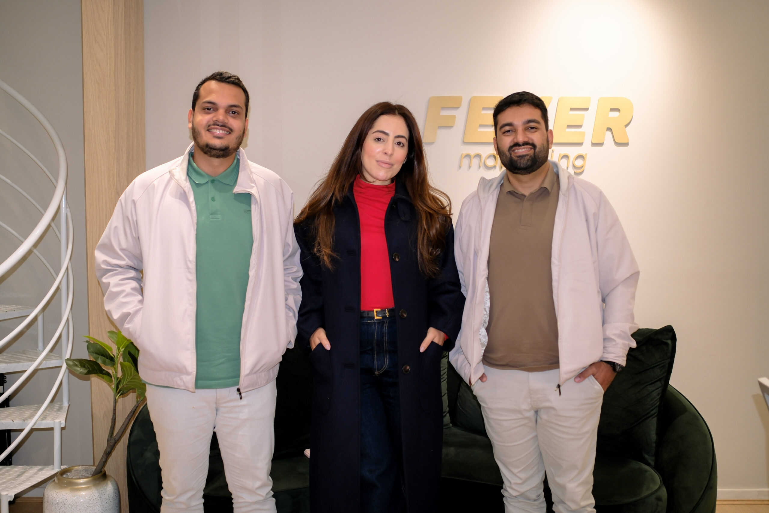 Agência de Florianópolis recebe empresários do Pará para imersão sobre marketing médico Sócios de empresa especializada no segmento viajaram mais de 2,5 mil quilômetros para conhecer processos, estratégias e modelos de atendimento desenvolvidos pela Fever Marketing Médico ao longo de 11 anos de atuação O mercado de comunicação voltado à saúde ganha novos contornos com o intercâmbio de experiências corporativas entre diferentes regiões do país. Recentemente, os empresários paraenses Lucas Vinícius e Iury Gustavo, sócios da RDX Marketing, sediada em Redenção, cruzaram mais de 2,5 mil quilômetros para participar de uma imersão presencial na sede da Fever Marketing Médico, em Florianópolis. Sob a coordenação da fundadora da agência catarinense, Sabrina Isabela, a iniciativa teve como foco principal o compartilhamento de metodologias consolidadas em uma trajetória de mais de uma década de atuação nesse segmento.