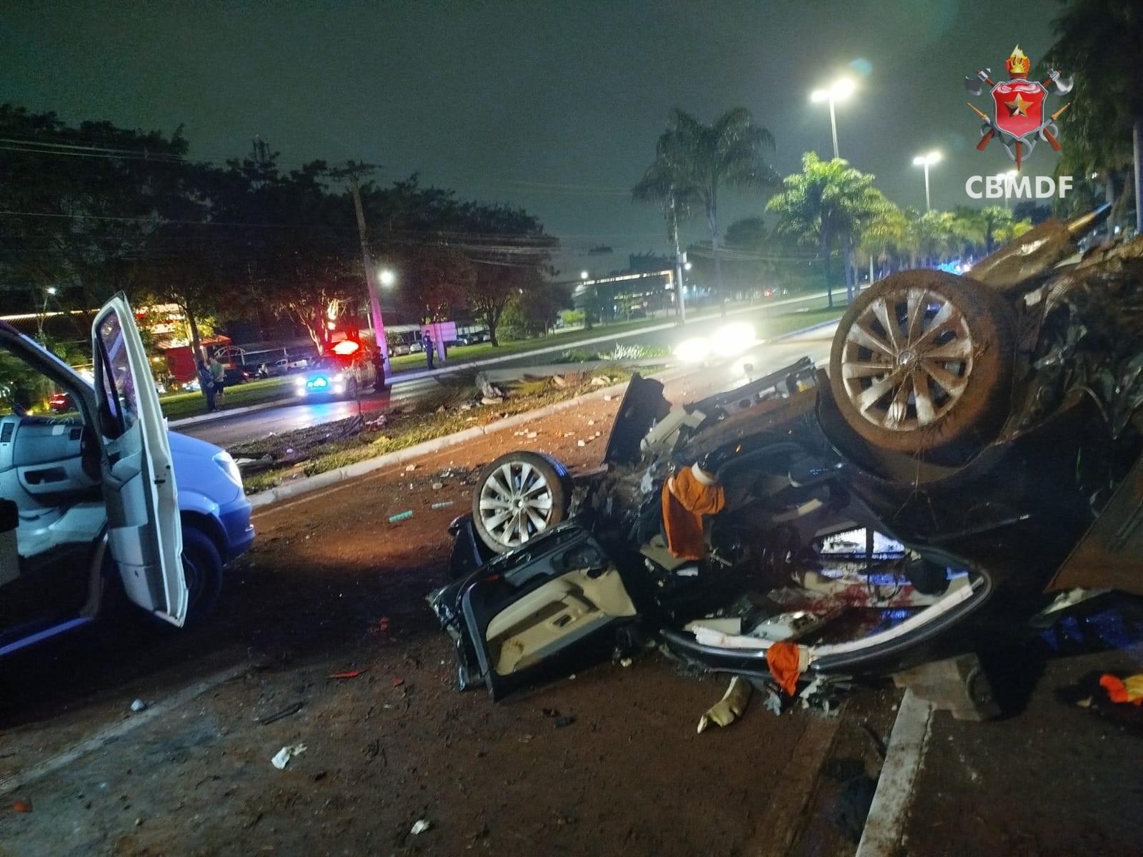 Motorista preso às ferragens após capotar e atingir poste