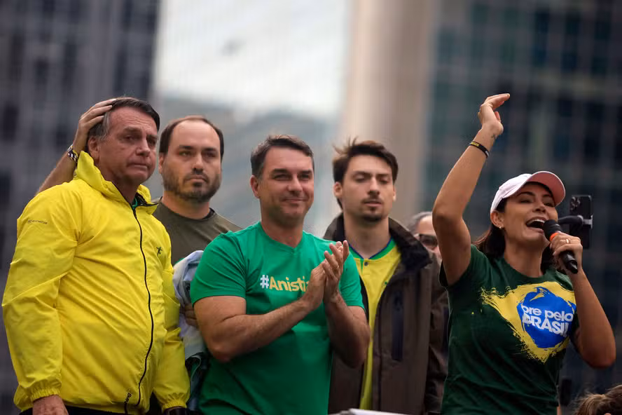 O vídeo foi só o estopim? Os bastidores indicam que a disputa por espaço dentro do bolsonarismo está longe de terminar. A coluna mostra como o embate entre Michelle Bolsonaro, Flávio Bolsonaro e outros aliados ganhou força nos corredores da política.