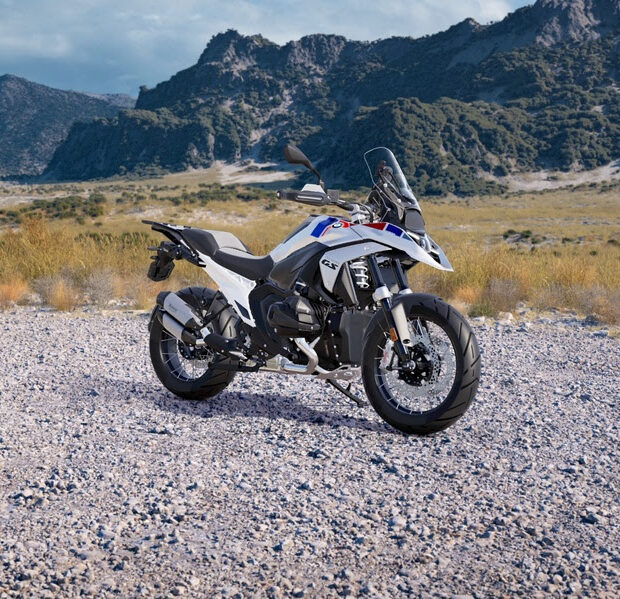 A nova BMW R 1300 GS chegou ao Brasil com escapamento Akrapovic de série, novas cores e versão Option 719 que custa até R$ 145.990.
