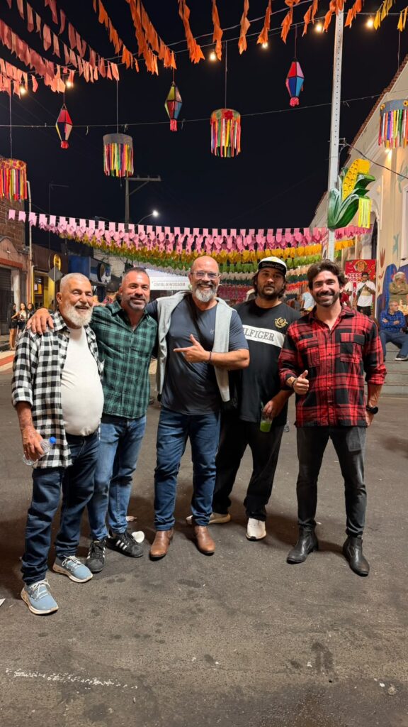 Jones Machado, seu pai, Hélio Vianna, o doutor Marcelo Bonanza e seu irmão, Felipe Vianna, durante encontro no evento em Mata de São João. (Divulgação pessoal)