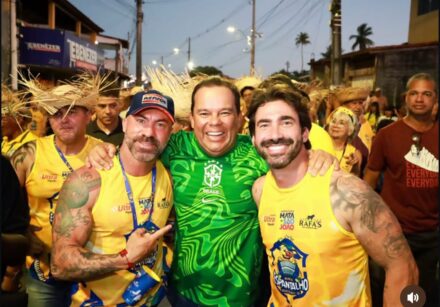 Jones Machado em registro ao lado do vice-governador da Bahia, Geraldo Júnior, e de seu irmão, Felipe Vianna, que representa o líder do governo da Bahia, o deputado estadual Rosemberg Pinto. (Divulgação pessoal)