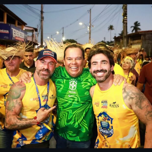 Jones Machado em registro ao lado do vice-governador da Bahia, Geraldo Júnior, e de seu irmão, Felipe Vianna, que representa o líder do governo da Bahia, o deputado estadual Rosemberg Pinto. (Divulgação pessoal)