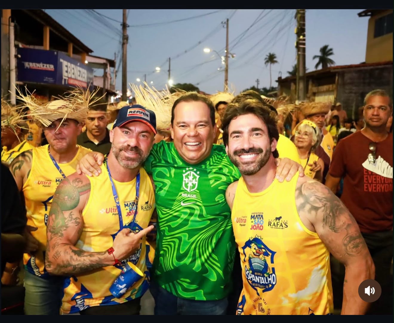 Jones Machado em registro ao lado do vice-governador da Bahia, Geraldo Júnior, e de seu irmão, Felipe Vianna, que representa o líder do governo da Bahia, o deputado estadual Rosemberg Pinto. (Divulgação pessoal)