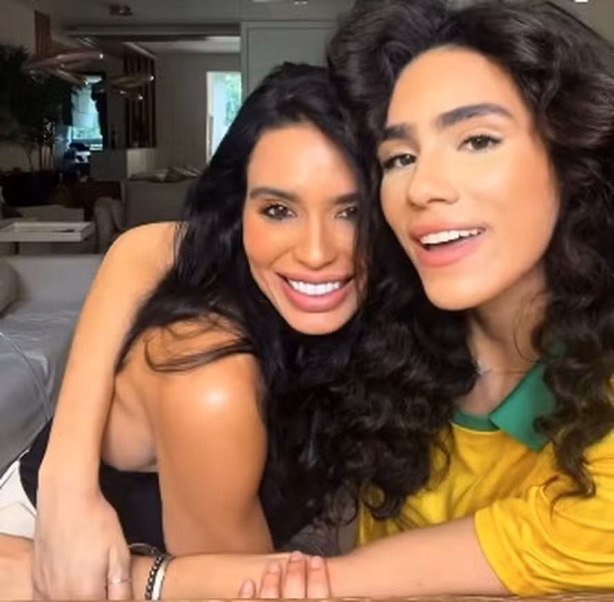 O que começou com uma pesquisa sobre transição capilar terminou em pedido de casamento. Conheça a trajetória de Alline Calandrini e Stephanie Paula.