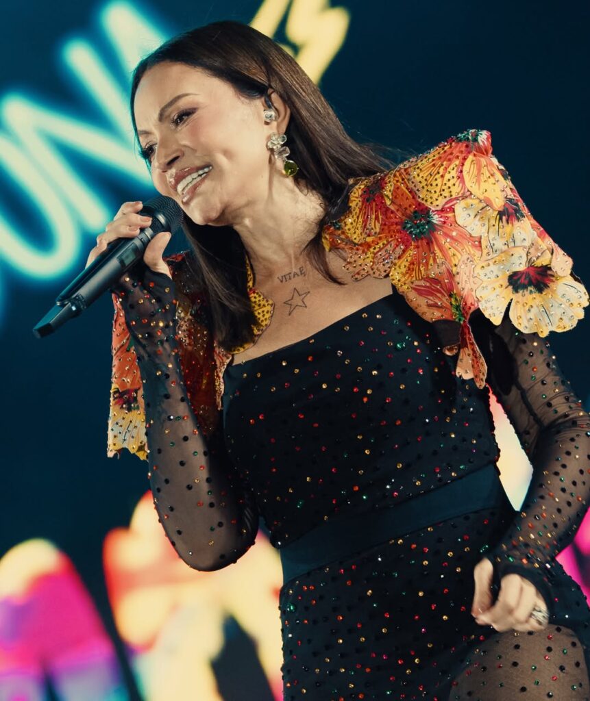 Com 40 shows em apenas 30 dias, Solange Almeida transforma a temporada de São João em um verdadeiro filme de estrada e mostra os bastidores de uma das maiores operações do forró brasileiro.