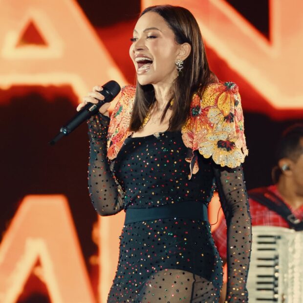 Entre aeroportos, arraiais, figurinos e multidões, Solange Almeida prova que o São João vai muito além dos shows e se transforma em uma grande produção audiovisual.
