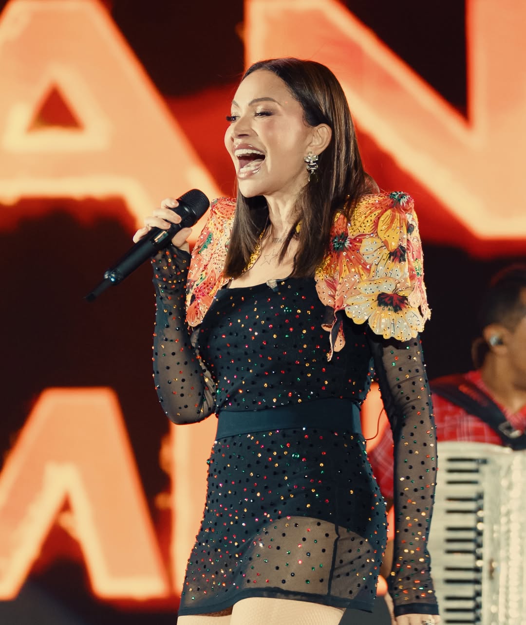 Entre aeroportos, arraiais, figurinos e multidões, Solange Almeida prova que o São João vai muito além dos shows e se transforma em uma grande produção audiovisual.