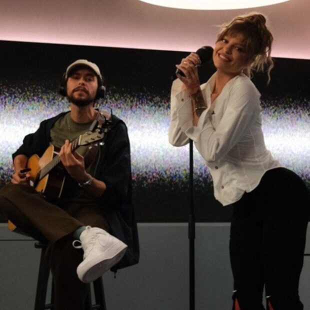 Luísa Sonza acaba de lançar versões acústicas de faixas de Brutal Paraíso na Apple Music. Depois de conquistar espaço internacional, a cantora aposta agora na força da própria voz.