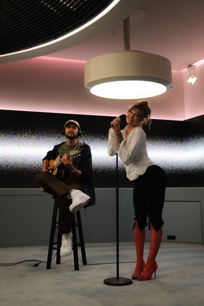 Sem batidas, sem exageros e com a voz em primeiro plano. Luísa Sonza apresentou novas versões acústicas de Brutal Paraíso e emocionou os fãs.