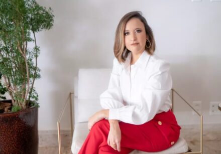 Gabriela Rollemberg é destaque em ranking internacional da advocacia Reconhecida pela Chambers and Partners, a advogada se consolida como referência nacional em litígios no TSE O cenário jurídico de Brasília ganha nova projeção com o reconhecimento internacional de um de seus escritórios mais atuantes. A banca Gabriela Rollemberg e Pedreira Advocacia, juntamente com sua fundadora, a advogada e cientista política Gabriela Rollemberg, foi apontada como um dos principais destaques do país na área de Direito Eleitoral. A escolha partiu do renomado anuário global Chambers and Partners, que avalia com rigor o desempenho de escritórios e profissionais do setor.