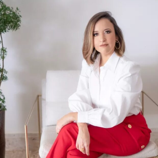 Gabriela Rollemberg é destaque em ranking internacional da advocacia Reconhecida pela Chambers and Partners, a advogada se consolida como referência nacional em litígios no TSE O cenário jurídico de Brasília ganha nova projeção com o reconhecimento internacional de um de seus escritórios mais atuantes. A banca Gabriela Rollemberg e Pedreira Advocacia, juntamente com sua fundadora, a advogada e cientista política Gabriela Rollemberg, foi apontada como um dos principais destaques do país na área de Direito Eleitoral. A escolha partiu do renomado anuário global Chambers and Partners, que avalia com rigor o desempenho de escritórios e profissionais do setor.